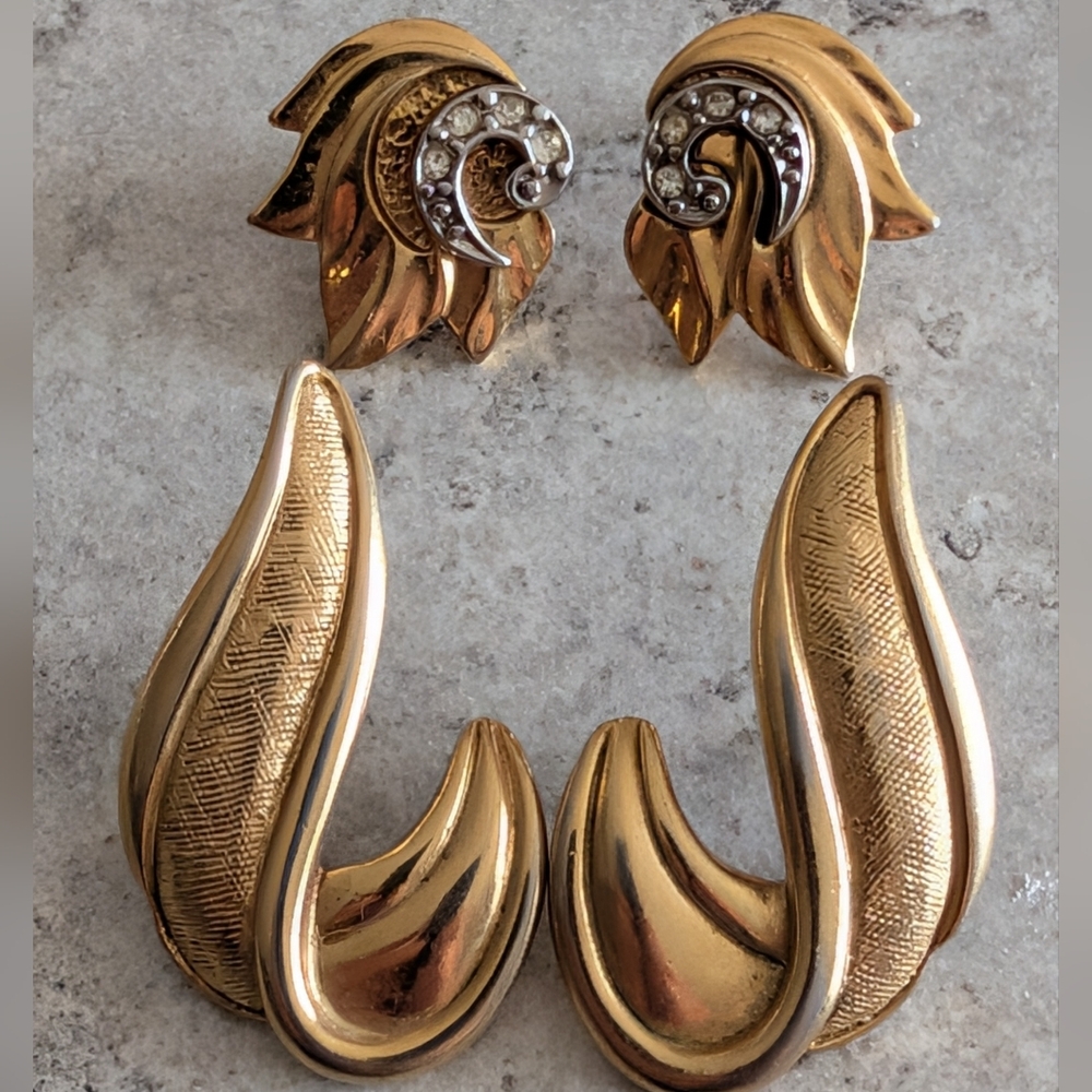 Vintage Abstract Gold Tone Swirled And Leaf Pierced Earring Set